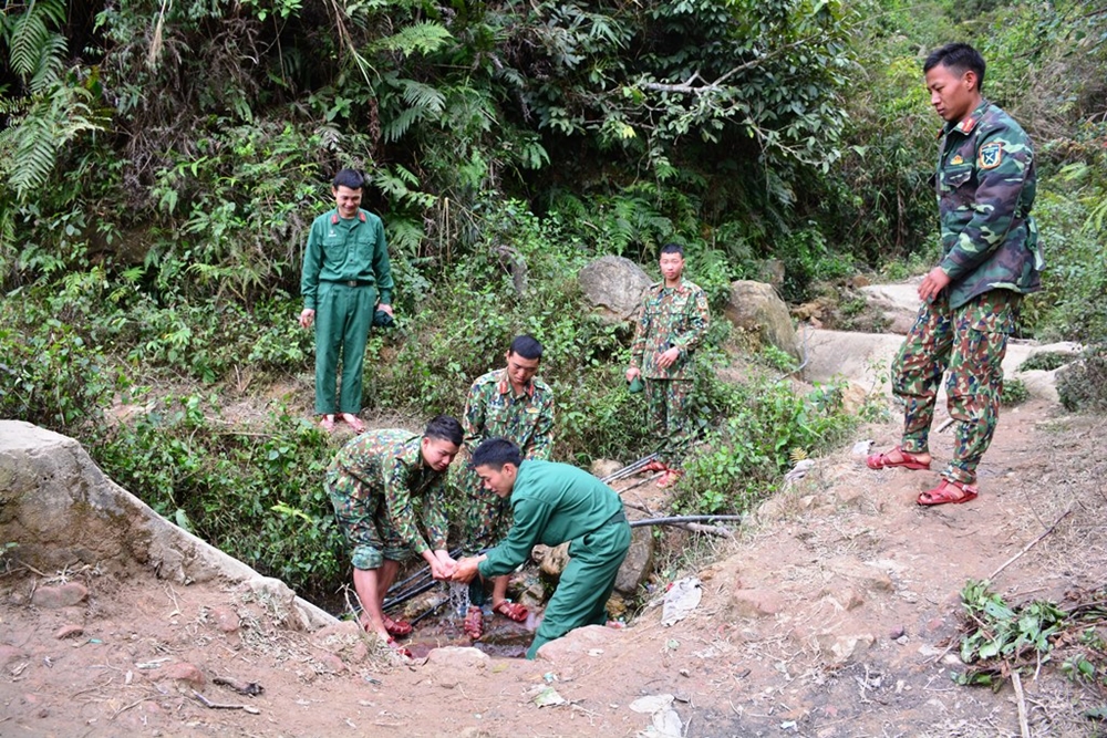 Không có nước sách cán bộ chiến sĩ phải tận dụng nguồn nước từ trên núi chảy xuống.